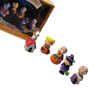 Hallmark Peanuts Pumpkin Patch Merry Miniatures 5 piece set Halloween Collect